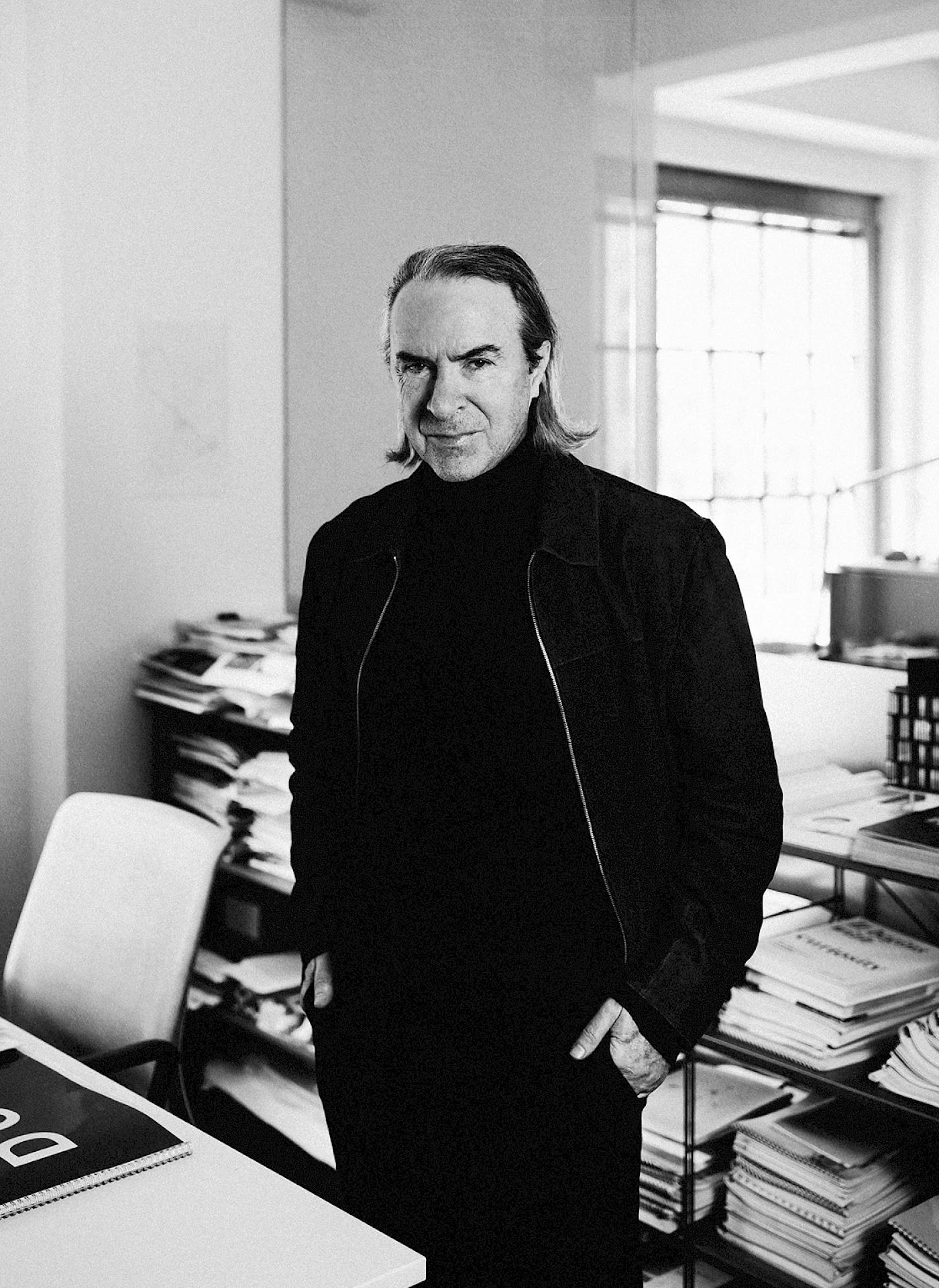 Architekt David Richard Chisholm z ateliéru CMC Architects, autor projektu SIDE Smíchov Living, ve svém pražském studiu